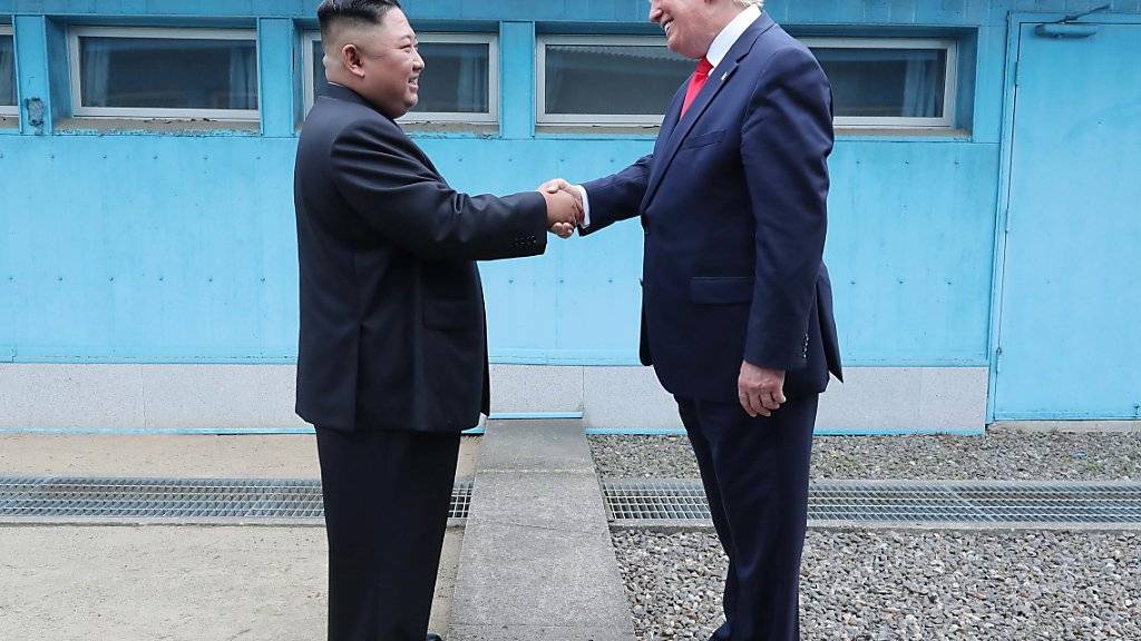 Nordkoreas Staatsmedien haben am Montag über das Treffen von US-Präsident Donald Trump mit dem nordkoreanischen Machthaber Kim Jong Un am Sonntag gejubelt.