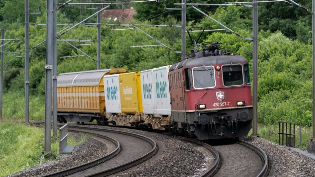 Der Schienengüterverkehr verzeichnet den tiefsten Wert seit 15 Jahren: Nur 9,6 Milliarden Tonnen pro Kilometer wurden 2024 befördert. (Archivbild)