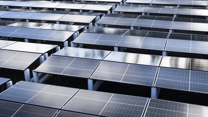 Über der Kläranlage wird die grösste faltbare Solaranlage der Schweiz gebaut