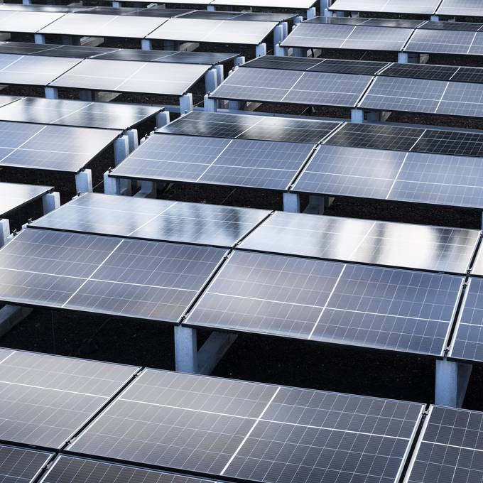 Über der Kläranlage wird die grösste faltbare Solaranlage der Schweiz gebaut