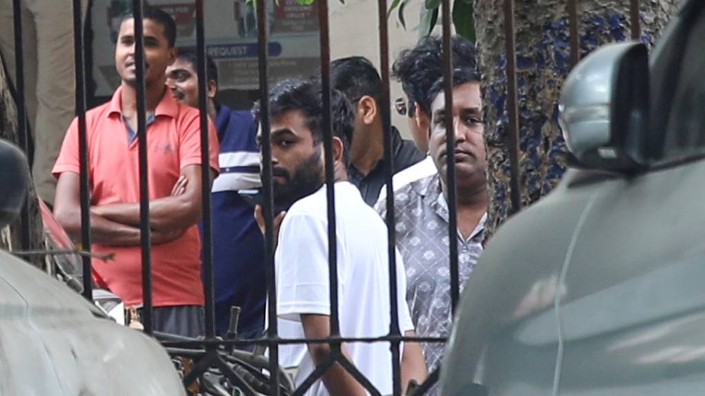 Abhijeet Dipke (M), Gründer der «Cockroach Janta Party», steht nach seiner Freilassung auf dem Gerichtsgelände in Neu-Delhi. Bei Demonstrationen wurde der Rücktritt des Wahlkommissars Gyanesh Kumar gefordert. Foto: Prabhat Mehrota/AP/dpa