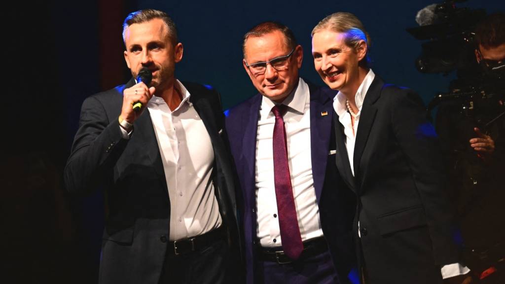 Ulrich Siegmund (l, AfD), Spitzenkandidat und Co-Vorsitzender der AfD-Landtagsfraktion Sachsen-Anhalt, spricht neben Tino Chrupalla (M, AfD), Bundesvorsitzender und Co-Vorsitzender der AfD-Bundestagsfraktion, und Alice Weidel (AfD), Bundesvorsitzende und Co-Vorsitzende der AfD-Bundestagsfraktion, bei der Wahlparty der AfD. Foto: Sebastian Gollnow/dpa