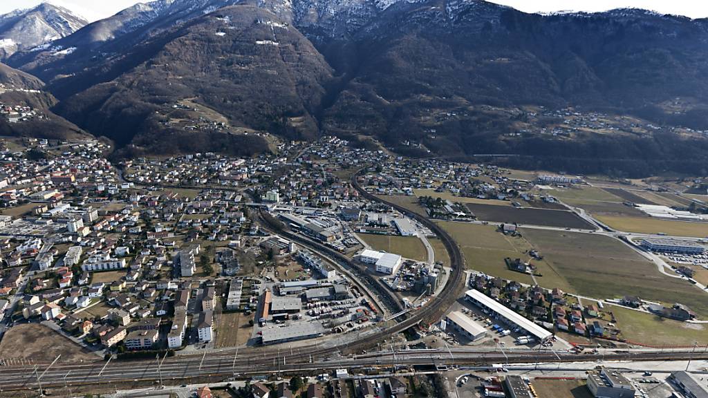 Die neue  Doppelspurstrecke zwischen Contone und Tenero ermöglicht schnellere Verbindungen zwischen Locarno und Lugano. Im Bild ist die Abzweigung der Stammlinie über den Ceneri zu sehen, rechts die Bahnlinie nach Locarno sowie die neue Zufahrtsstrecke zum Nordportal des Ceneri-Basistunnels.