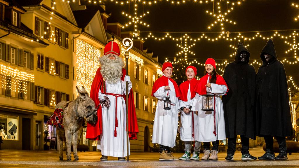 Der Samichlaus und seine Helfer posieren mit einem Esel im Städtli Willisau am Sonntag, 1. Dezember 2019.