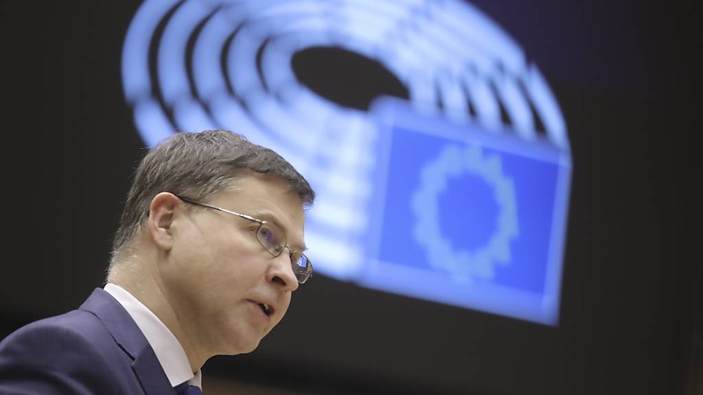 EU-Kommissionsvize  Valdis Dombrovskis hat die EU-Staaten ermahnt, nun den EU-Beschluss so schnell wie möglich in ihren nationalen Parlamenten zu ratifizieren.