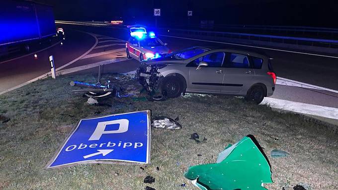 Lenker fährt sein Auto auf A1 bei Oberbipp zu Schrott