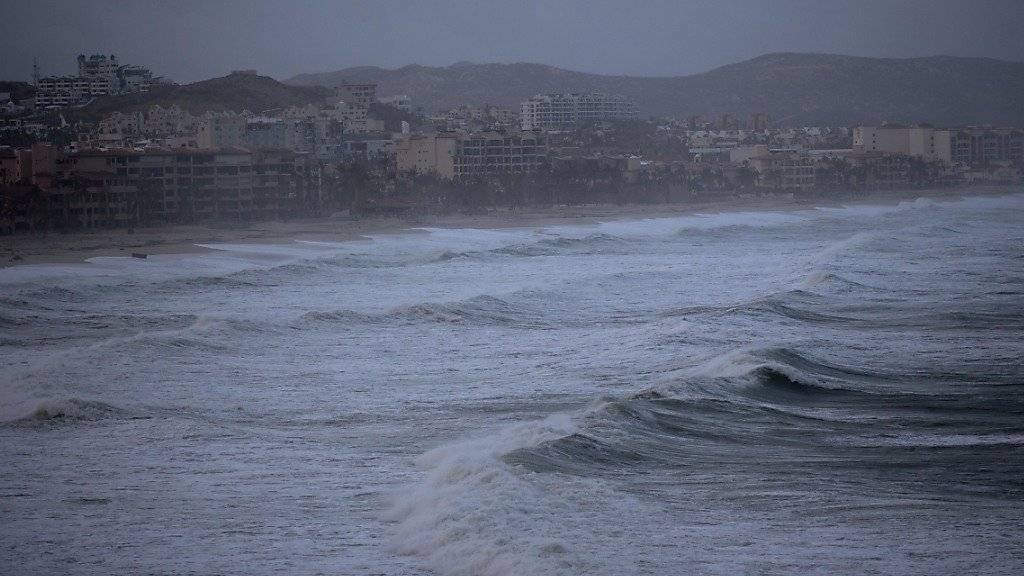 Hohe Wellen bei Sturm über Los Cabos (Archiv)