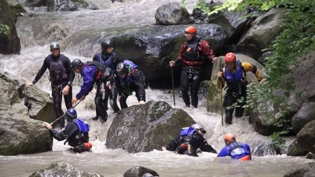 Rettungskräfte suchen am 28. Juli 1999 nach Überlebenden des Canyoning-Unglücks im Saxetbach.