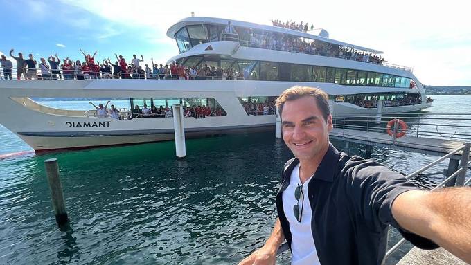 Roger Federer geniesst das Wetter auf dem Vierwaldstättersee