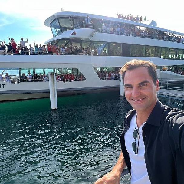 Roger Federer geniesst das Wetter auf dem Vierwaldstättersee