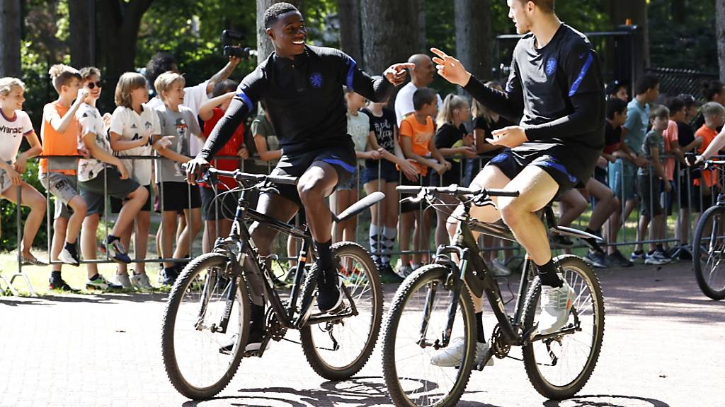 Das Velo ist Programm: Die Niederländer Quincy Promes (links) und Wout Weghorst treffen auf zwei Rädern beim Training ein