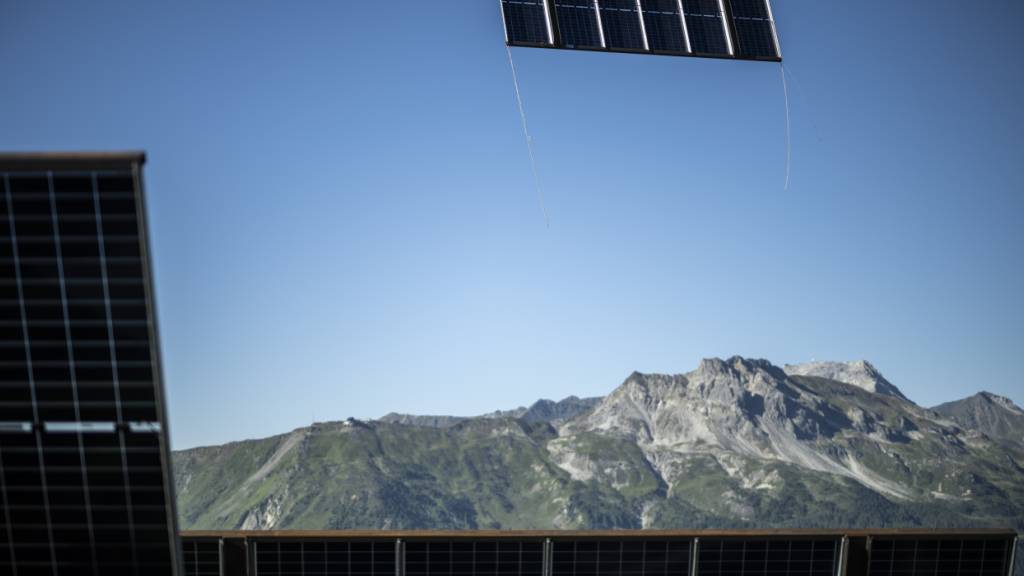 Kommt ein Solarpanel geflogen: Photovoltaikelemente werden mit dem Helikopter transportiert auf die Baustelle des alpinen Solarkraftwerkes Madrisa Solar. Madrisa Solar von Repower, EKZ und der Gemeinde Klosters gehört zu den ersten Solargrosskraftwerken die in Graubünden gebaut werden.