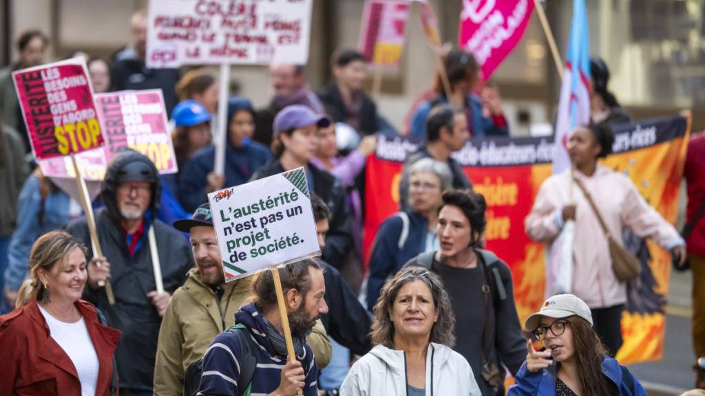Wieder zogen in Genf am Donnerstag mehrere Hundert Angestellte des öffentlichen Dienstes aus Protest gegen Kürzungen durch die Strassen.