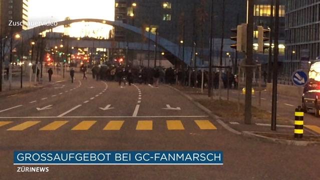 Grosses Polizeiaufgebot beim Fanmarsch vor Zürcher Fussball-Derby
