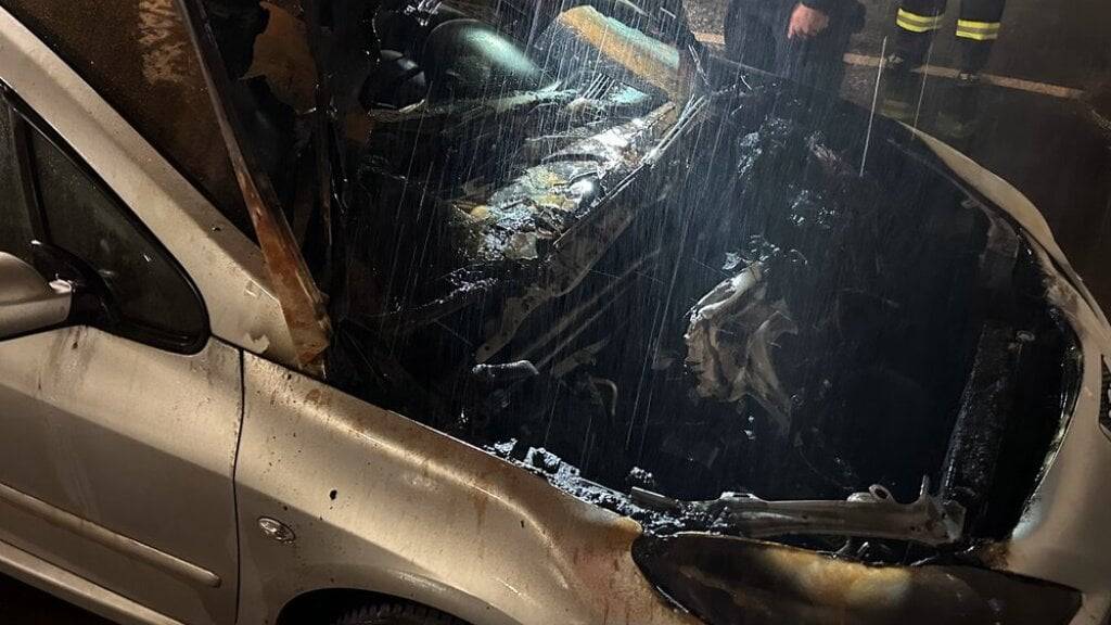 Ein Auto in der Parkgarage Kreuzbleiche in St. Gallen fing am Samstag Feuer.