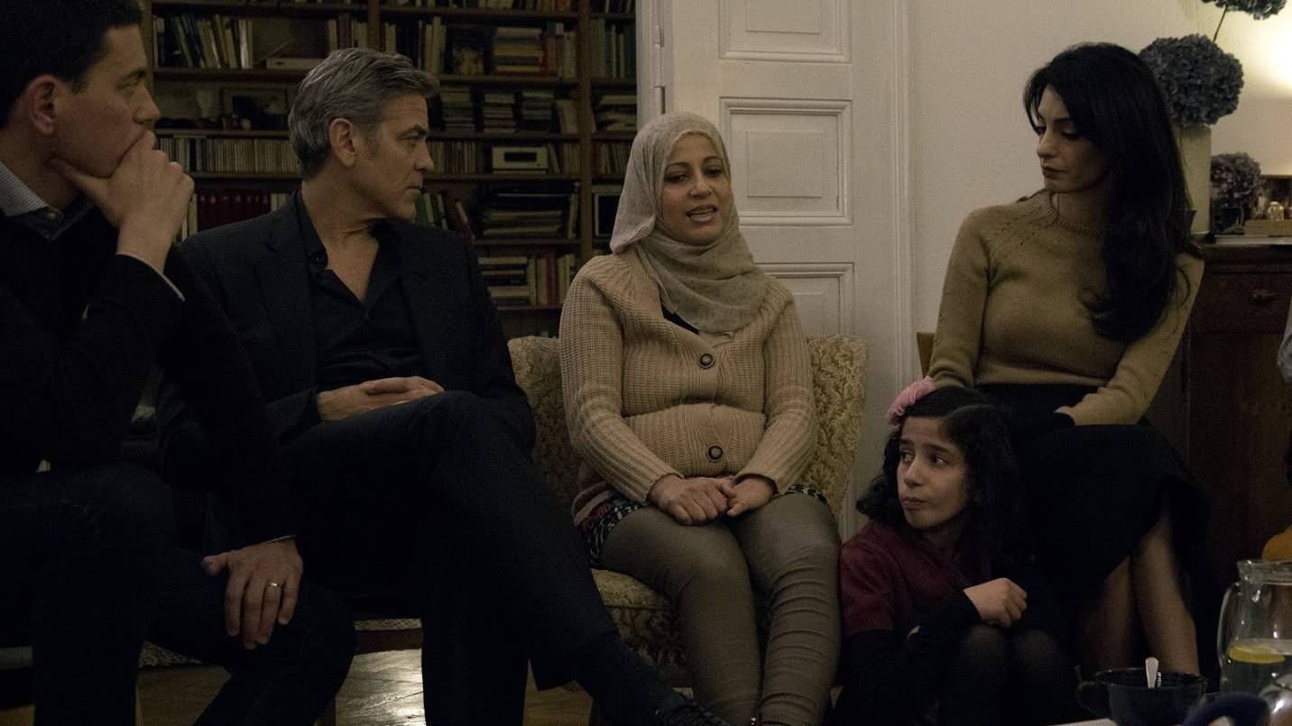 George und Amal Clooney reden mit den Flüchtlingen.