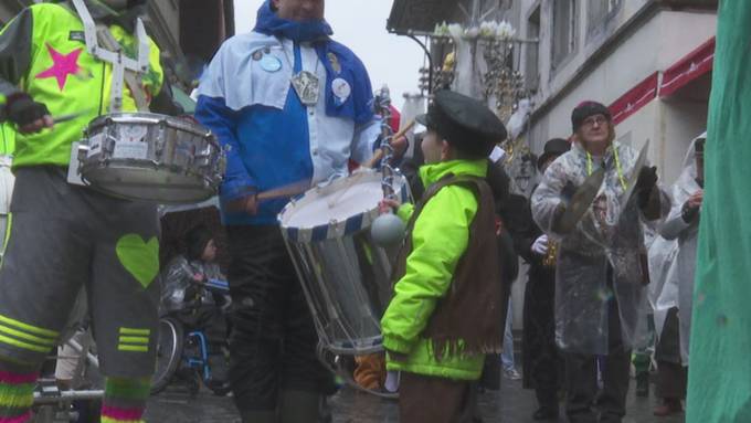 Farbenfroher Kinderfahnen-Umzug