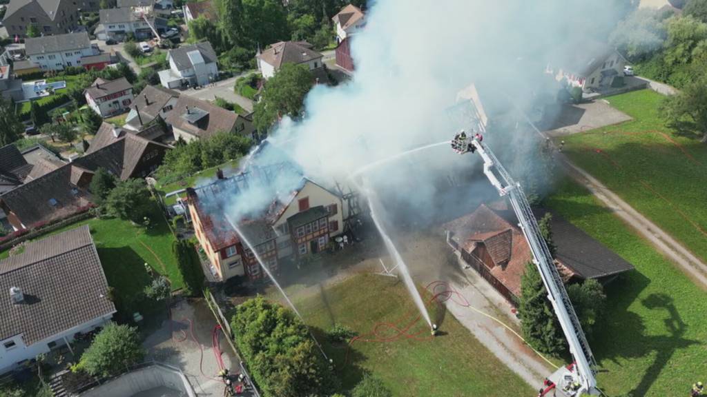 Feuerwehr im Hitzestress: Grossbrand zerstört Haus in Zuzwil