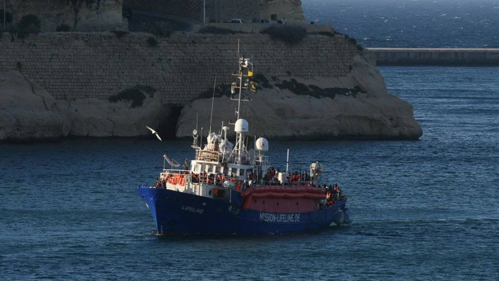 Die «Lifeline» bei der Einfahrt am Mittwochabend in einen Hafen vor Valletta.
