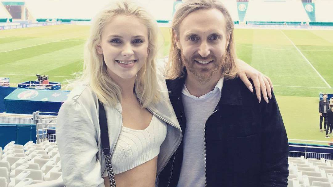 Die Stars am Spielfeldrand. David Guetta und Zara Larsson