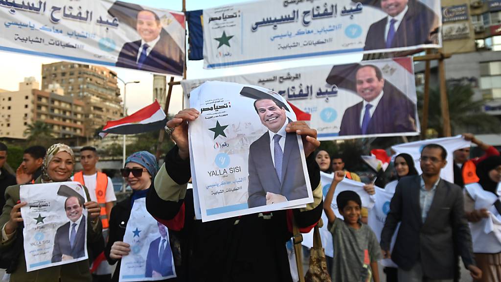 Bei der Präsidentenwahl in Ägypten ist Staatschef al-Sisi mit großer Mehrheit wiedergewählt worden und kann damit mindestens bis zum Jahr 2030 im Amt bleiben. Foto: Mohamed Shokry/dpa
