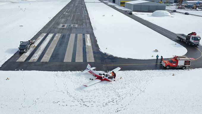 Kleinflugzeug landet im Freiburger Schnee - Pilot unversehrt