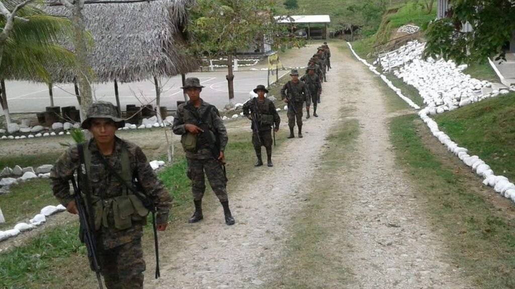 Eine Patrouille guatemaltekischer Soldaten: Nach einem tödlichen Zwischenfall an der Grenze zu Belize hat Guatemala 3000 Soldaten an die Grenze geschickt.
