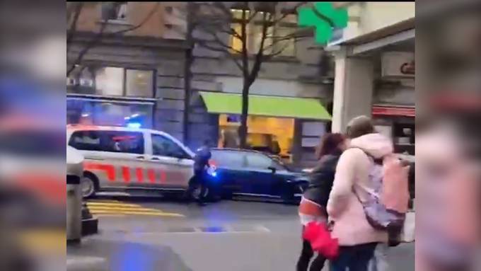 Polizei schiesst bei Verfolgungsjagd mitten in der Stadt auf Auto