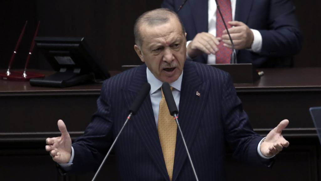 Recep Tayyip Erdogan, Präsident der Türkei, spricht vor den Gesetzgebern seiner Regierungspartei im Parlament. Foto: Uncredited/AP/dpa