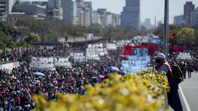 Nach Wahlschlappe: Schwere Regierungskrise erschüttert Argentinien