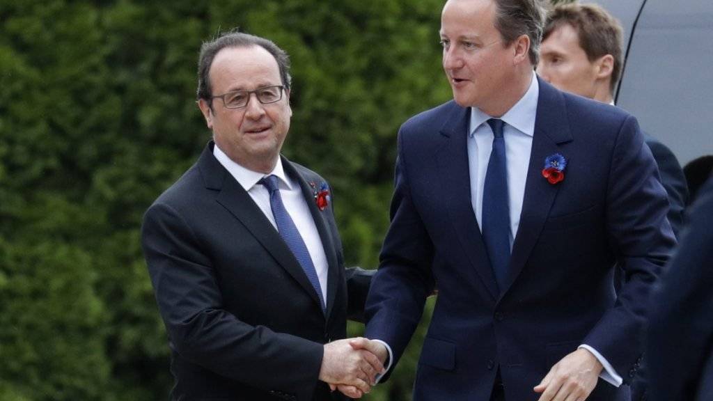 Frankreichs Präsident François Hollande begrüsst den britischen Premier David Cameron bei der Ankunft an der Gedenkstätte für die Schlacht an der Somme.
