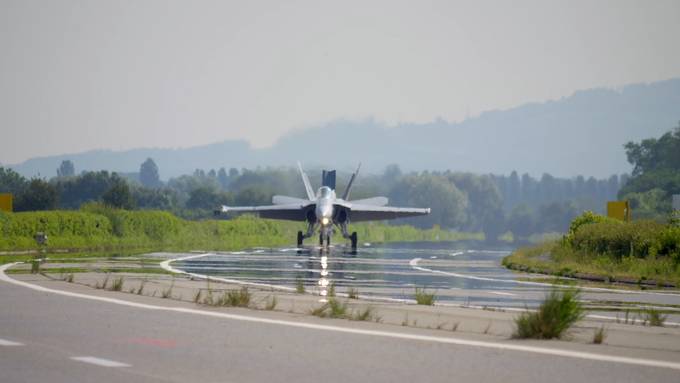 Hier landet der erste F/A-18-Kampfjet auf der Autobahn A1