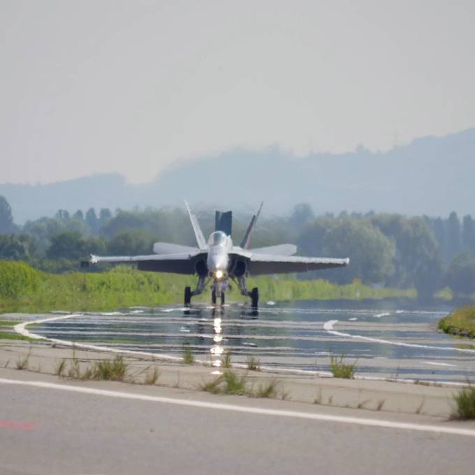 Hier landet der erste F/A-18-Kampfjet auf der Autobahn A1