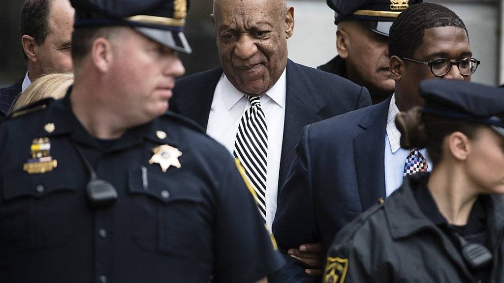 Bill Cosby nach dem ergebnislos ausgegangenen Prozess in Norristown - 2018 wartet in Kalifornien ein weiterer Termin vor Gericht auf den US-Entertainer. (Archivbild)