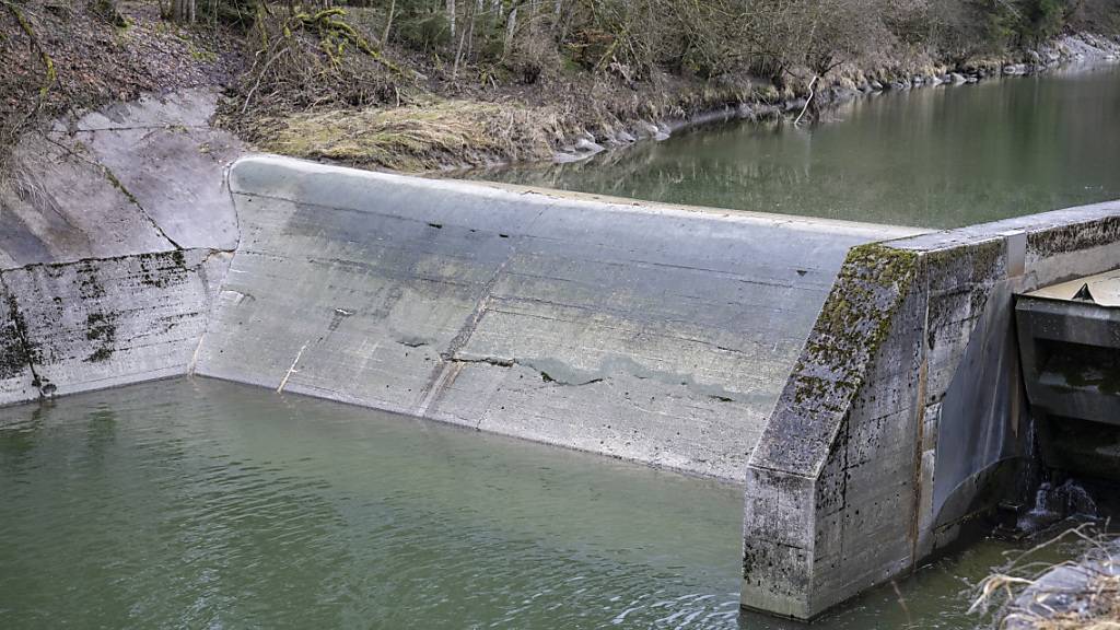 Der Kanton Schwyz will mit seiner Energie- und Klimaplanung 2023+ unter anderem erneuerbare Energien fördern. Auf dem Bild das Wehr Geissboden des Kraftwerk Feusisberg AG. (Symbolbild)