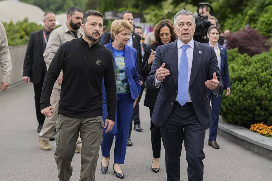 Auf dem Weg zum Gruppenfoto auf dem Bürgenstock: Kamala Harris (zweite Reihe rechts), Viola Amherd (zweite Reihe links), Wolodymyr Selenskyj (vorne links) und Ignazio Cassis (vorne rechts).