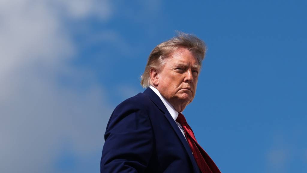 dpatopbilder - US-Präsident Donald Trump steigt auf der Joint Base Andrews in die Air Force One ein. Foto: Julia Demaree Nikhinson/AP/dpa