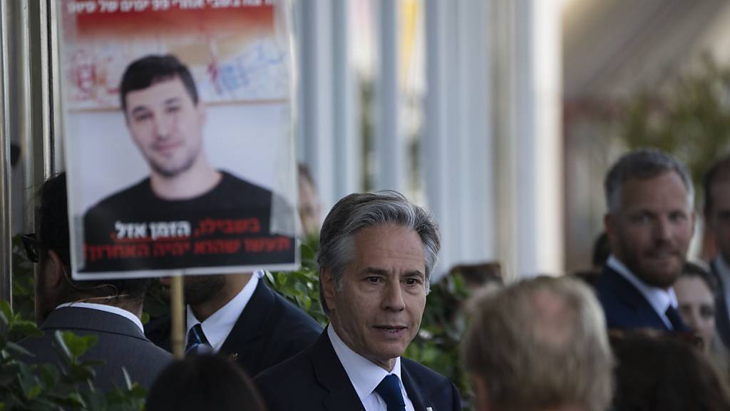 US-Außenminister Antony Blinken (M) trifft Familien und Unterstützer israelischer Geiseln, die von der Hamas im Gazastreifen festgehalten werden. Foto: Leo Correa/AP