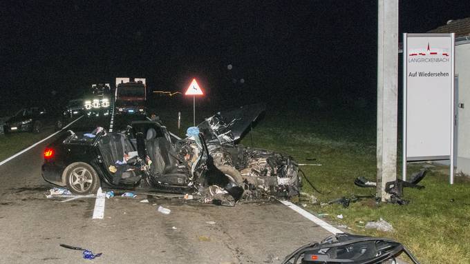 Auto prallt in Strommast: Vier Schwerverletze