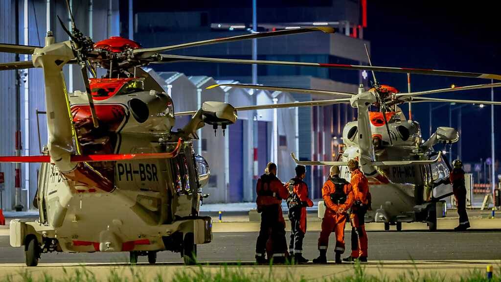 Zwei Hubschrauber der Küstenwache, die an der Rettungsaktion auf dem Schiff «Fremantle Highway» beteiligt sind, am Flughafen Den Haag. Foto: Marco Van Der Caaij/ANP/dpa