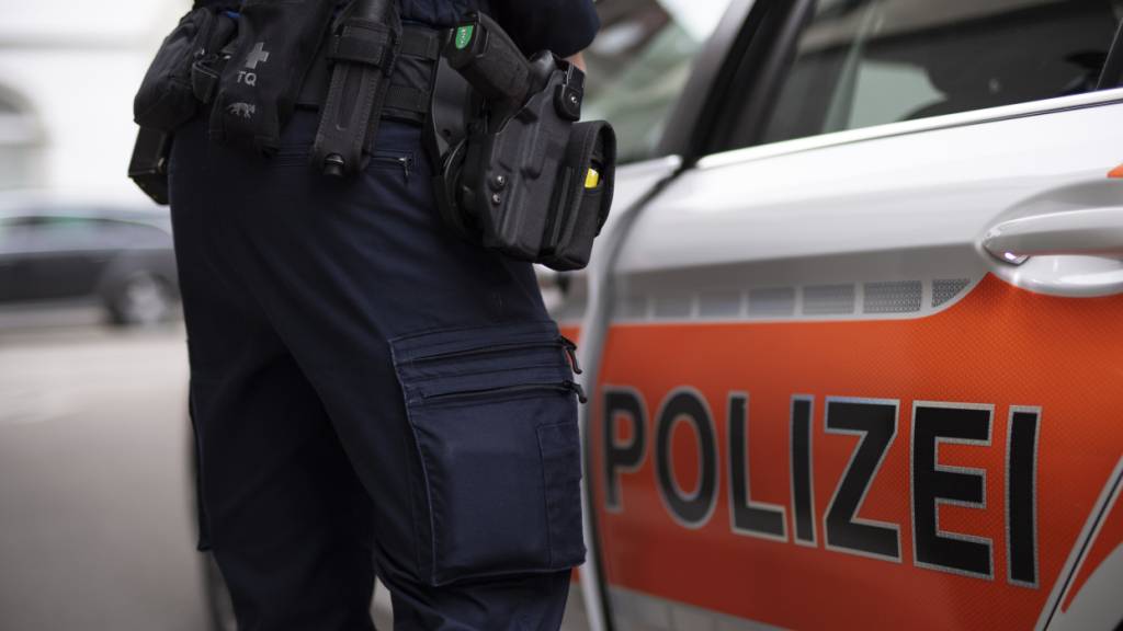 Mehrere Patrouillen der Kantonspolizei St. Gallen sowie Spezialeinheiten rückten am Freitagabend zur Oberstufenschule nach Goldach aus. (Symbolbild)