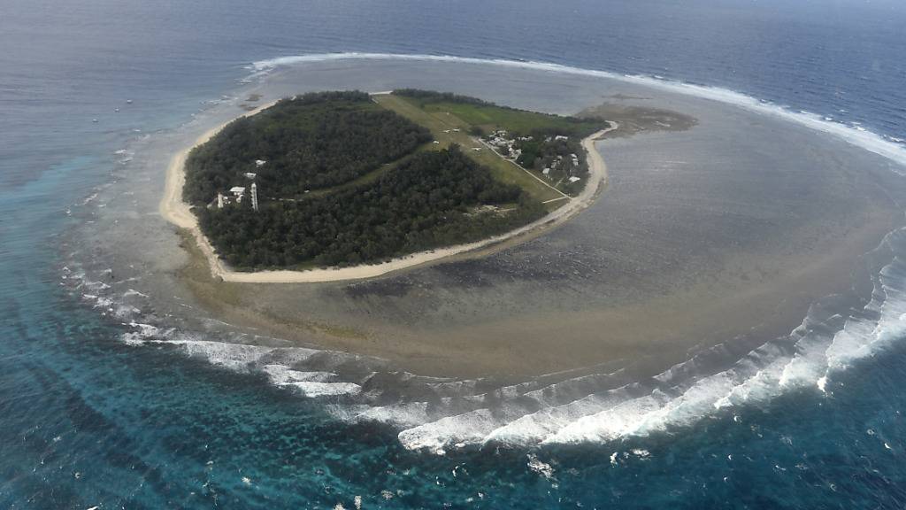 ** FILE**  A Friday, May 10, 2013 file photo shows an aerial view of Lady Elliott Island. The 45 hectares island is the southernmost coral cay of the Great Barrier Reef.  Australia's Great Barrier Reef will not be listed as endangered but will remain under watch because of «major threats» to its health, a draft recommendation released Friday, May, 29, 2015 by UNESCO to the UN's World Heritage Committee. (AAP Image/Dan Peled) NO ARCHIVING