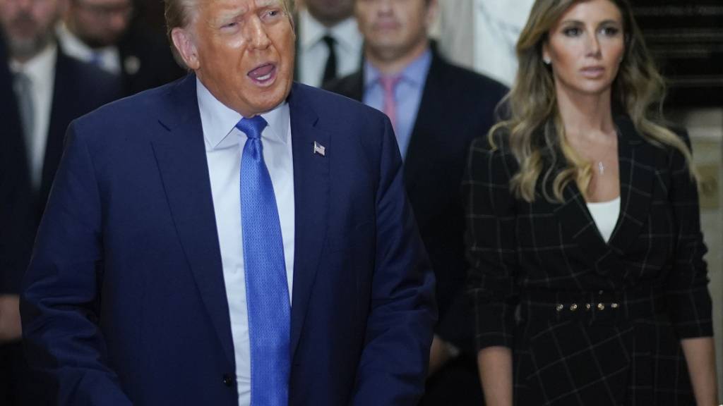 Donald Trump kommt in New York aus dem Gerichtsaal. Foto: Eduardo Munoz Alvarez/AP/dpa