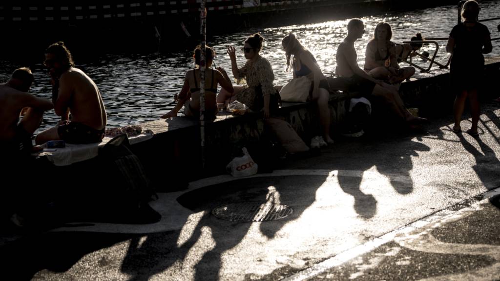 «Würd mi» noch eine Arbeit schreiben zu müssen - lieber geniessen diese Jugendlichen den Abend an der Limmat in Zürich.