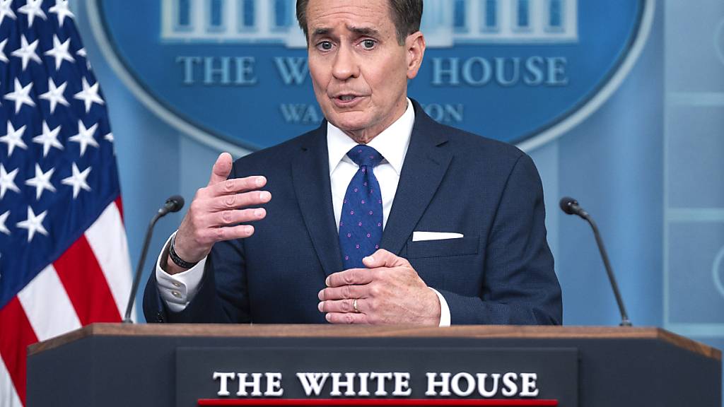 ARCHIV - John Kirby, Kommunikationsdirektor des Nationalen Sicherheitsrates, spricht bei einem Pressebriefing im Weißen Haus. Foto: Evan Vucci/AP/dpa