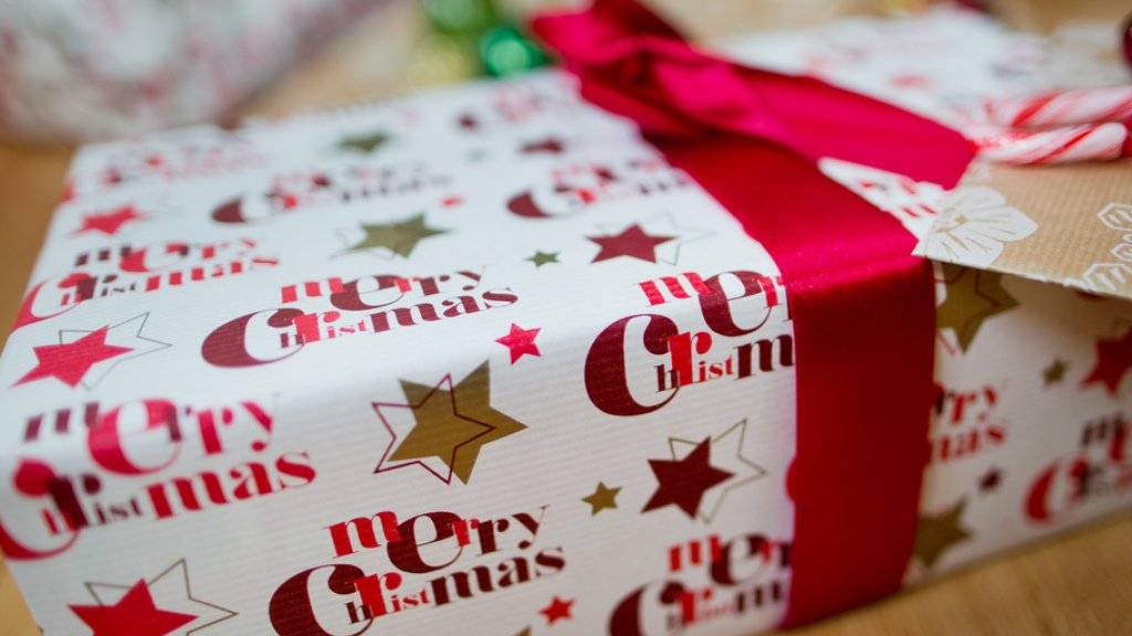 Schweizerinnen und Schweizer kaufen ihre Weihnachtsgeschenke nach wie vor lieber im Laden als im Internet. 270 Franken gibt ein Haushalt in diesem Jahr für Spielwaren aus. (Archiv)