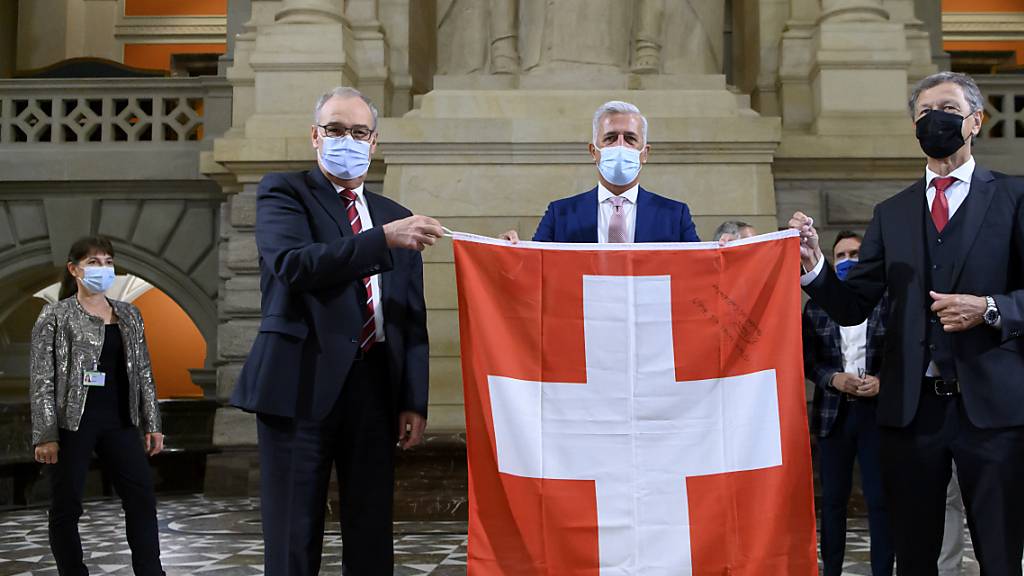 Im Gegenzug erhält der SFV vom Bundesrat eine Schweizer Fahne überreicht
