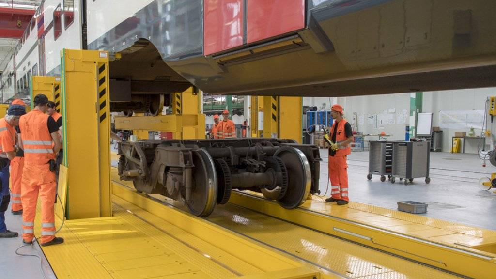 Im SBB-Werk in Olten können mit einer neuen Anlage bis zu 150 Meter lange Regionalzüge zwei Meter angehoben und danach bequem die Drehgestelle ausgewechselt werden.