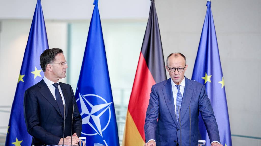 Der deutsche Bundeskanzler Friedrich Merz (r, CDU) und Mark Rutte, Generalsekretär der Nato, eine Pressekonferenz. Foto: Kay Nietfeld/dpa