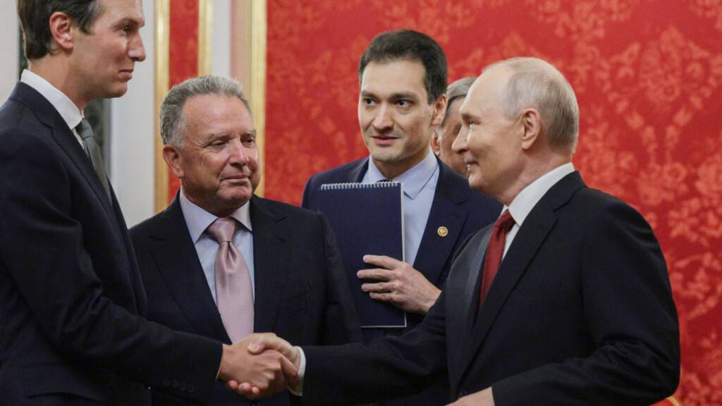 dpatopbilder - Das von der staatlichen russischen Agentur Sputnik via AP veröffentlichte Foto zeigt den russischen Präsidenten Wladimir Putin (r), als er vor Beginn der Gespräche im Senatspalast des Kremls in Moskau die Gesandten des US-Präsidenten Trump, Steve Witkoff (zweiter von links) und Jared Kushner begrüßt. Foto: Uncredited/Pool Sputnik Kremlin/AP/dpa